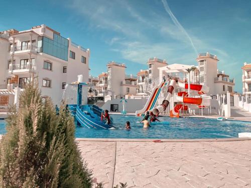 grupa ludzi bawiących się w basenie w obiekcie Sharm Hills Resort - Luxury Apartment w Szarm el-Szejk