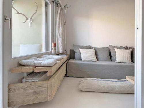 een woonkamer met een bank en een spiegel bij Chesa Auricula in Pontresina