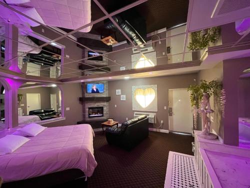 Dormitorio púrpura con cama y TV en Gallery Holiday Motel, en South Amboy