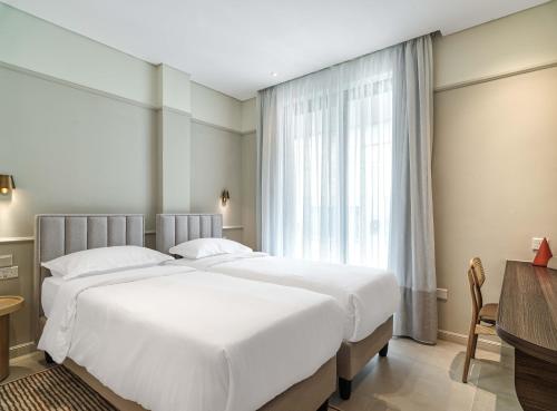 Postel nebo postele na pokoji v ubytování LIV Mackenzie Beach Suites Larnaca ADULTS ONLY