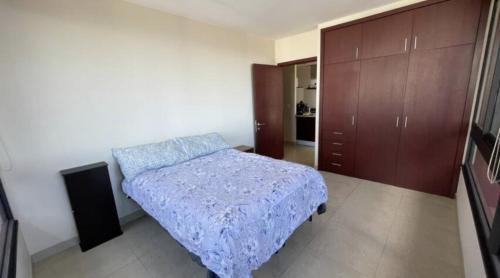 - une chambre avec un lit doté d'une couverture bleue dans l'établissement Amplio Departamento 2 Recamaras, à Mexico