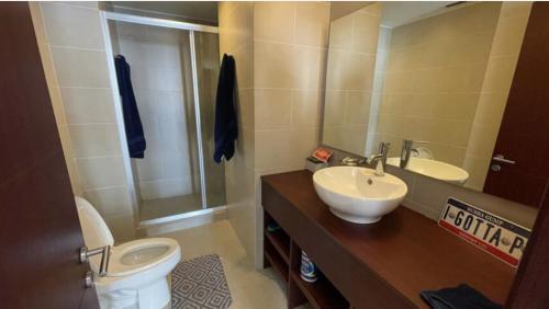 La salle de bains est pourvue d'un lavabo, de toilettes et d'un miroir. dans l'établissement Amplio Departamento 2 Recamaras, à Mexico