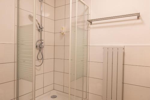 a bathroom with a shower with a glass door at Apartmenthaus Erlenbach in Erlenbach