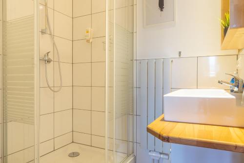 Ett badrum på Apartmenthaus Erlenbach