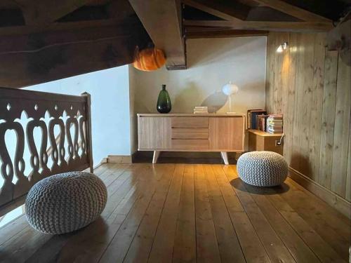 ein Wohnzimmer mit 2 Stühlen und einer Kommode in der Unterkunft Courchevel 1650 appartement cosy 6 personnes in Courchevel