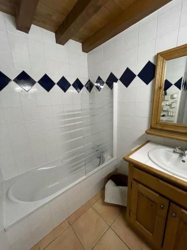 une salle de bain avec une baignoire et un lavabo dans l'établissement Courchevel 1650 appartement cosy 6 personnes, à Courchevel