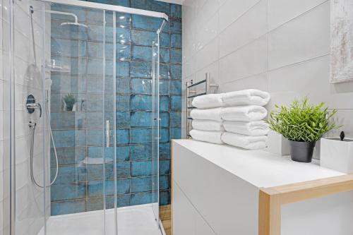 een badkamer met een douche met blauwe tegels bij Apartmán Ela in Horní Blatná