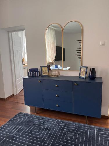 uma cómoda azul com um espelho em cima em BELLA BLU em Opole