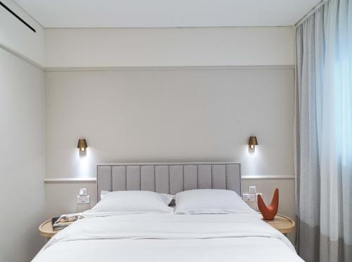 Ένα ή περισσότερα κρεβάτια σε δωμάτιο στο LIV Mackenzie Beach Suites Larnaca ADULTS ONLY