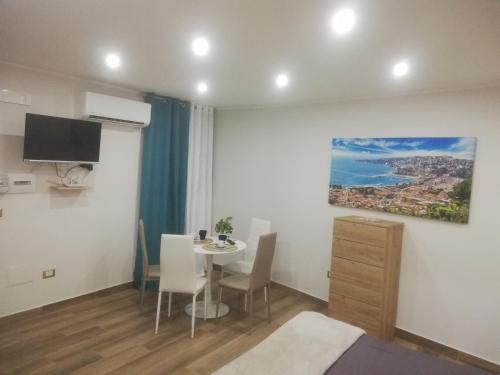 um quarto com uma mesa e uma sala de jantar em MareMonti apartments em Castellammare di Stabia