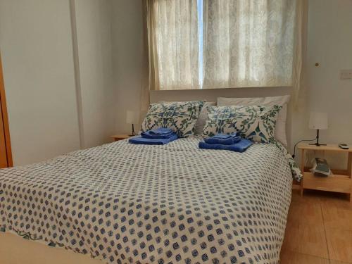 - une chambre avec un lit et des serviettes bleues dans l'établissement Open Views, à Larnaka