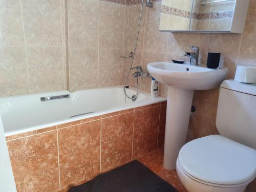 La salle de bains est pourvue d'un lavabo, de toilettes et d'une baignoire. dans l'établissement Open Views, à Larnaka