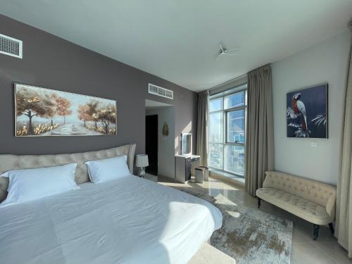 Ein Bett oder Betten in einem Zimmer der Unterkunft Beachfront paradise just minutes from Dubai