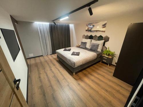 Cichy Apartament Gdańsk في غدانسك: غرفة نوم بسرير وارضية خشبية