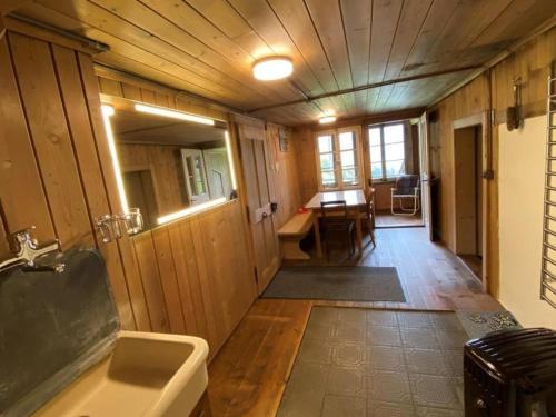 茲懷斯文的住宿－Ferienhaus Schönenmatte，一间带水槽和桌子的浴室