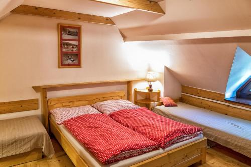奧斯查德尼察的住宿－Chalupa pod lipou，一间卧室配有两张单人床。