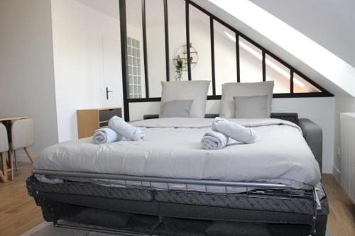 Chalifert的住宿－Appartement Cosy - Disney Paris，卧室配有带白色枕头的大床