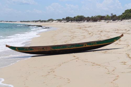 a boat sitting on a beach next to the ocean at ENTREMER in Belo