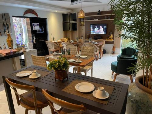 Pousada Macdonald في إونابوليس: غرفة طعام مع طاولة وكراسي