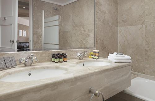 Salle de bains dans l'établissement NJV Athens Plaza