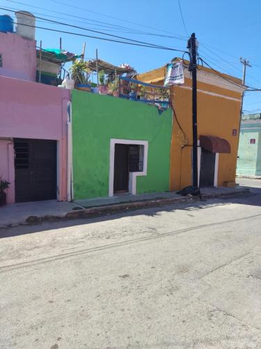 una calle vacía frente a casas coloridas en Hostal Maruvillas en Petkanché
