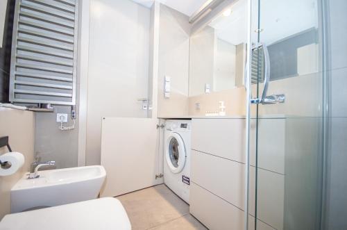 Kúpeľňa v ubytovaní InPoint Central Suites with Parking Available