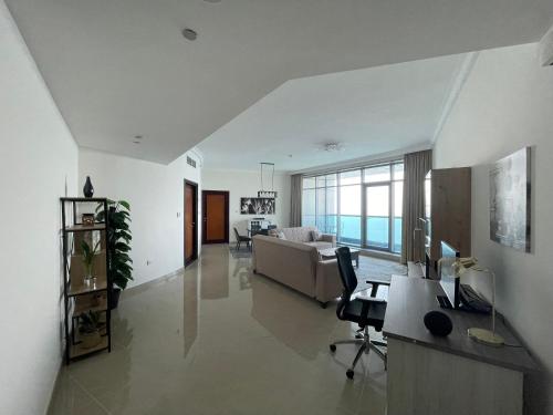 ein Wohnzimmer mit Couch und Tisch in der Unterkunft Beachfront paradise just minutes from Dubai in Ajman 