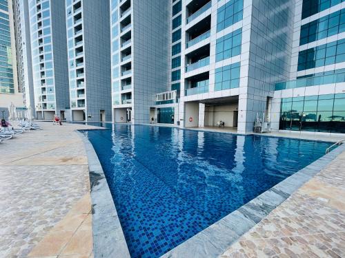 Der Swimmingpool an oder in der Nähe von Beachfront paradise just minutes from Dubai