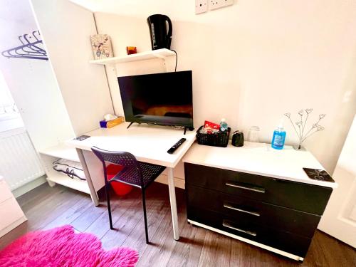 biurko z komputerem i krzesłem w pokoju w obiekcie Deluxe En-suite room in CV1 w Coventry