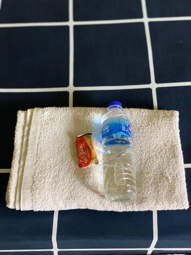 Una botella de agua encima de una toalla en Karina Guest House Syariah, en Tangkil