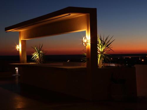einen Spiegel an der Seite eines Gebäudes mit Sonnenuntergang in der Unterkunft Hotel Dar Hi in Nefta