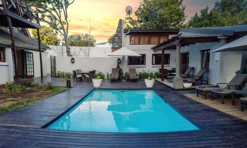 una piscina en el patio trasero de una casa en 5 Seasons Guest House, en Stellenbosch