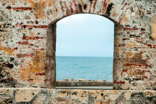 Vista generica sul mare o vista sul mare dall'interno dell'affittacamere