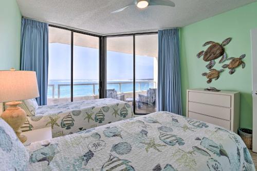 Schlafzimmer mit einem Bett und Meerblick in der Unterkunft Gulf View Destin Condo with Resort Pool and Spa! in Destin