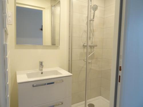 Kúpeľňa v ubytovaní T3 neuf 55m2 4 personnes avec jardin au calme, ménage inclus, local vélo