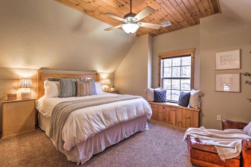 1 dormitorio con 1 cama y ventilador de techo en Pet-Friendly Grand Lake House with Dock and Kayaks!, en Eucha