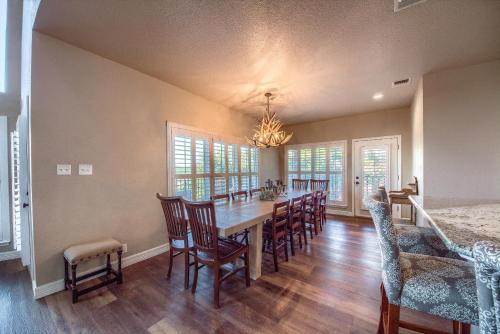 Un comedor con una mesa larga y sillas. en CL 1181 Cypress Ridge, en Canyon Lake