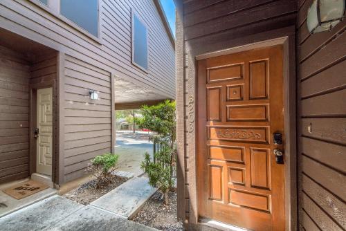 uma entrada para uma casa com uma porta de madeira em CW B203 Tubers Delight em New Braunfels