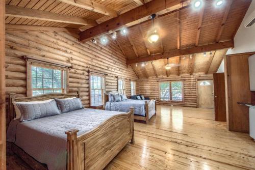een slaapkamer met een bed in een blokhut bij OT 250NH No Hurry in Canyon Lake