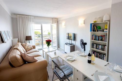 un salon avec un canapé et une table dans l'établissement Two bedroom in Antibes, à Antibes