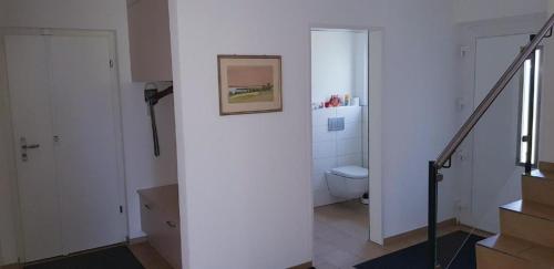 Ferienhaus zum Regenbogen in Ermatingen tesisinde bir banyo