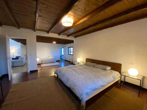 1 dormitorio con 1 cama grande y 2 lámparas en Villa Isabel, en San Bartolomé