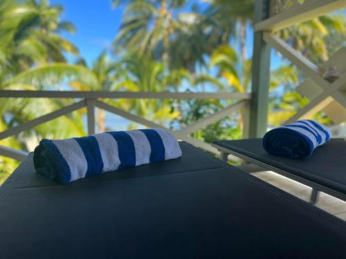 ein Paar Handtücher auf einem Tisch in der Unterkunft Paparei Beachfront Bungalows, Aitutaki in Arutanga