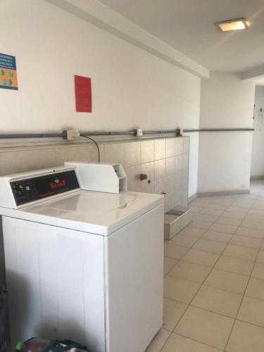 una habitación vacía con una lavadora en la cocina en Departamento Minimalista Cordoba en Córdoba