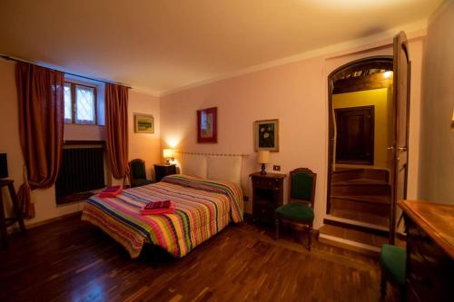 Habitación de hotel con cama y escalera en Casa Lazzaro al centro di Siena, en Siena