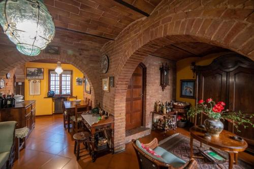 una gran sala de estar con un arco en una casa en Casa Lazzaro al centro di Siena en Siena