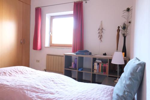 a bedroom with a bed and a window at Haus Blang Einzelzimmer in Innsbruck
