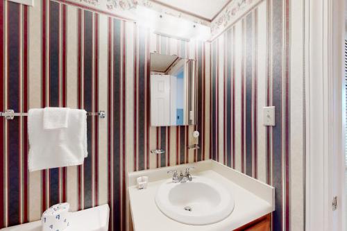 La salle de bains est pourvue d'un lavabo et d'un miroir. dans l'établissement Sugar Top 2524, à Sugar Mountain