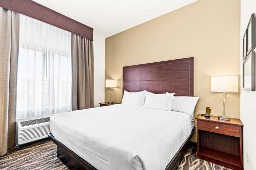 Ein Bett oder Betten in einem Zimmer der Unterkunft Cobblestone Hotel & Suites - Ottumwa