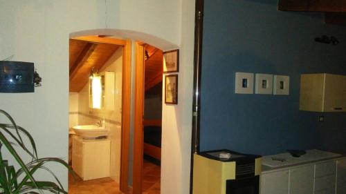 ein Bad mit einem Waschbecken und einem WC in einem Zimmer in der Unterkunft Il Vecchio Lentisco in Alghero